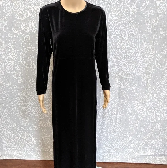 Holiday Ready Black Long Sleeve Velvet Velour Dress - Picture 6 of 7